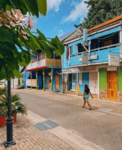 Le dimanche, c'est le moment idéal pour flâner dans la ville historique de San Ignacio ???? Avez-vous déjà visité cette partie du district de Cayo ? C'est un point de départ idéal pour des activités culturelles et d'aventure. #travelbelize ???? : @bye.pablo