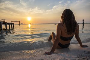 Voyage en solo au Belize - une femme sur la plage à l'heure dorée