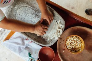 Broyage du maïs : cuisine traditionnelle du Belize