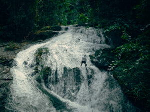 Descente en rappel le long d'une cascade dans la forêt tropicale du Belize