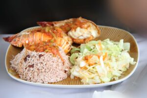 一盤新鮮龍蝦與貝里斯料理