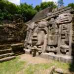 Die Maya-Ruinen von Lamanai in Belize